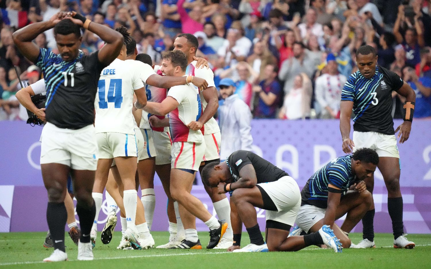 米兰体育中国官网-斐济代表团在橄榄球比赛中赢得冠军