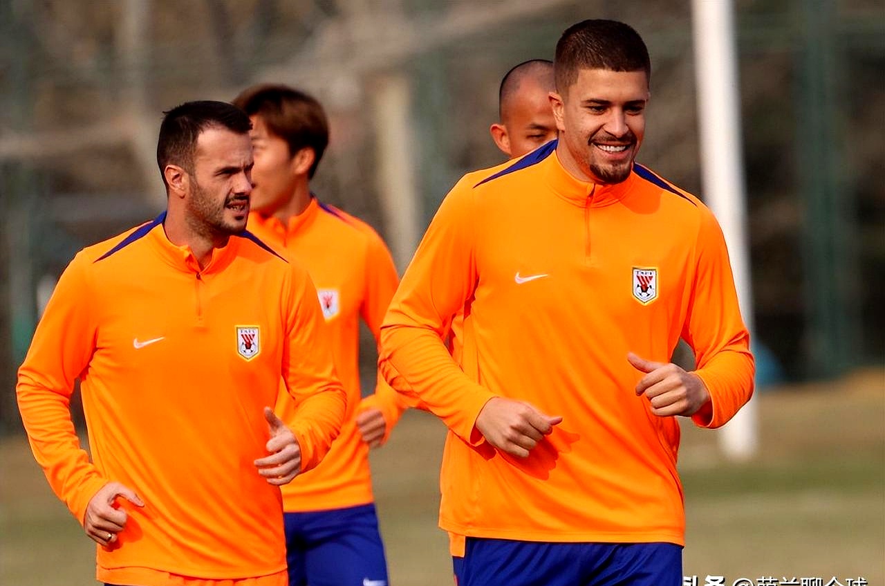 米兰体育在线登录-包含山东队球员在比赛中积极拼抢，努力争取胜利的词条