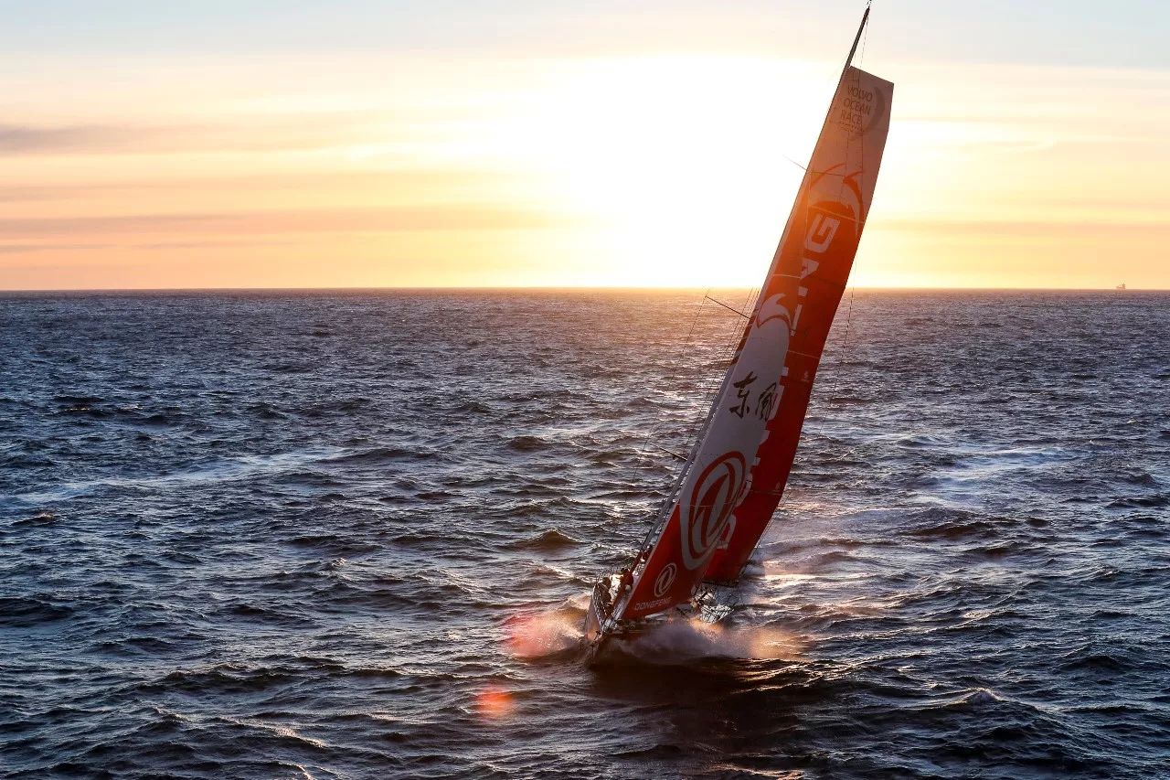 米兰体育活动-意大利帆船队在强风中完成绝地反击
