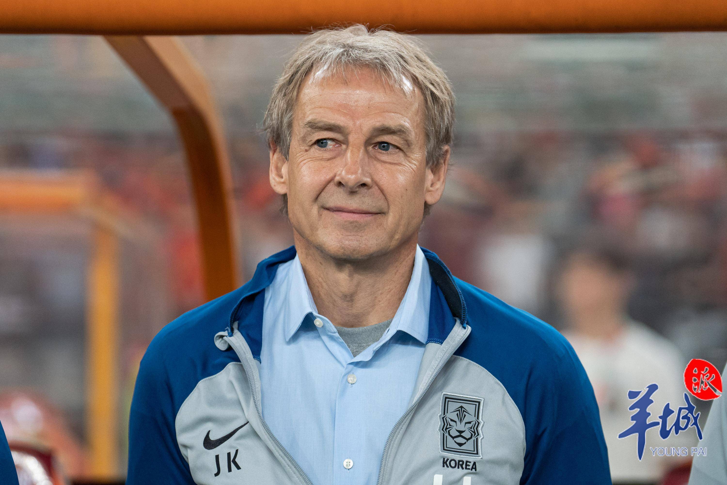 米兰体育直播-西甲球员赛后谢场，礼仪规范得体的简单介绍