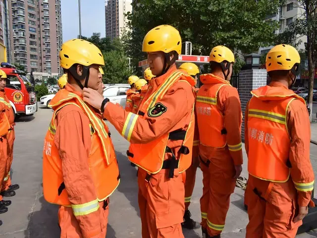 米兰体育网站-包含重庆队内分组拉练，提高队员默契度的词条