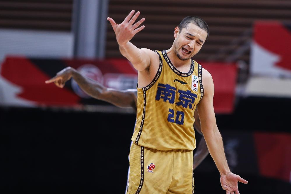 米兰体育在线登录-江苏队在关键时刻反超，夺得三分